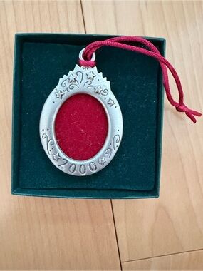 Year 2000 Oval Christmas Photo Ornament Pendant with Red Cord